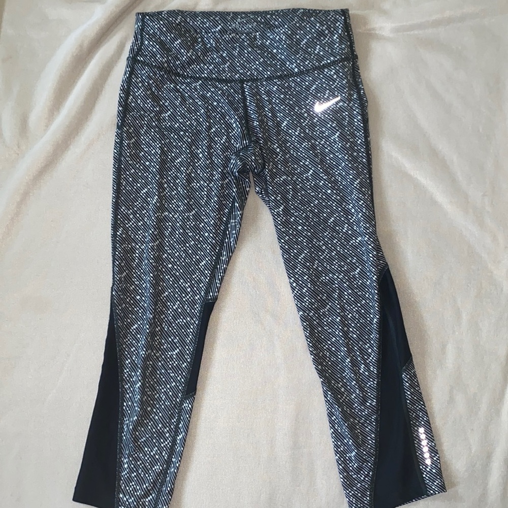 NIKE Cropped Running Leggings